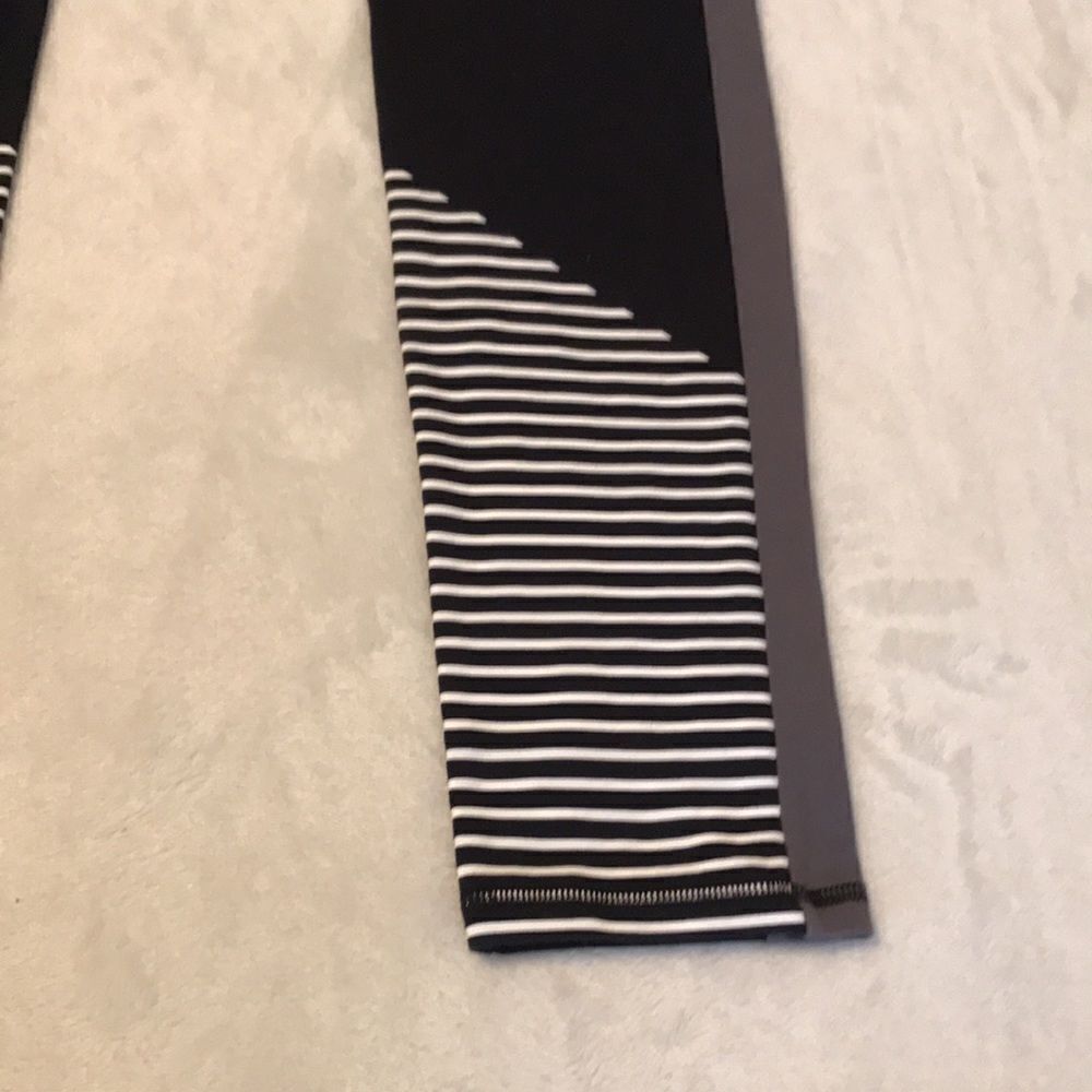Under Armour Black & White Leggings - Size Medium - Picture 3 of 9